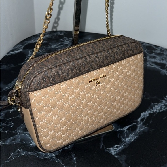 Michael Kors Jet Set Charm East West Camera Crossbody Camel Beige AUTHENTIC - Picture 1 of 10